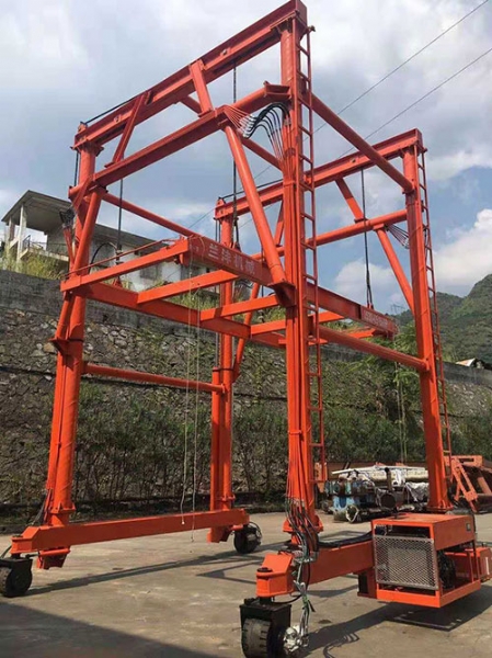 聯(lián)體移動(dòng)式集裝箱吊車